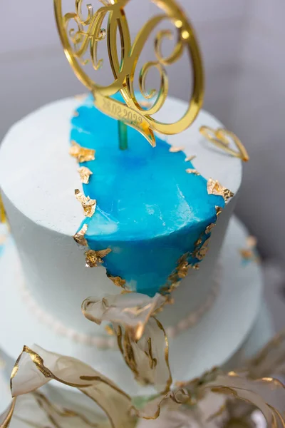Beautiful Big Cake Gold Festive Delicious Dessert — Stock Photo, Image