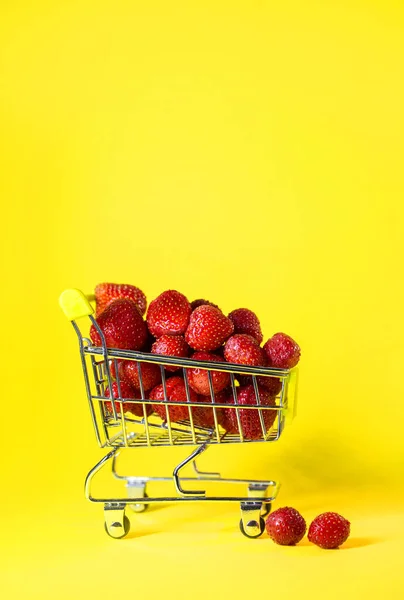 Supermarket Cart Full Red Strawberries Yellow Background — Stockfoto
