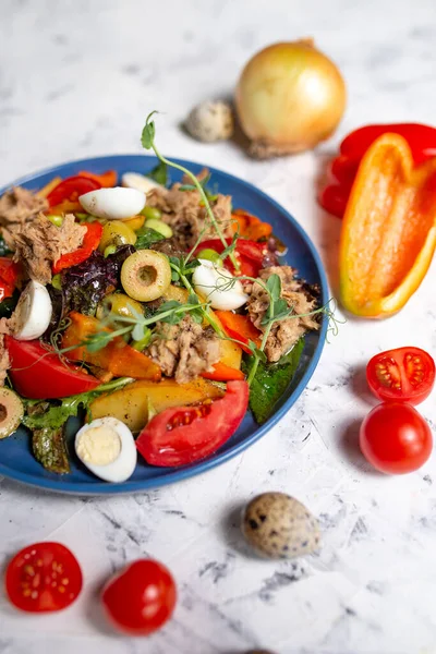 Ízletes Egészséges Nicoise Saláta Felülnézet Fehér Alapon — Stock Fotó