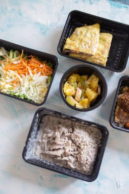 Konteynırlarda birkaç porsiyon. Bütün gün kilo vermek için sağlıklı yiyecekler..