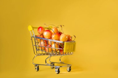 Sarı kirazlı süpermarket arabası..