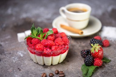 panna cotta ile ahududu ve bir fincan kahve ile taze böğürtlen.