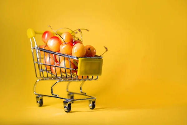 Supermarket Trolley Yellow Cherries Yellow Background — Stockfoto