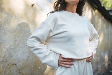 Yüzü olmayan beyaz eşofmanlı bir kız..