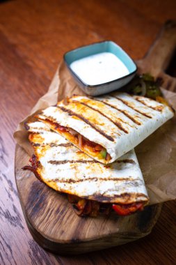 Doldurulmuş ve soslu iki tortilla..