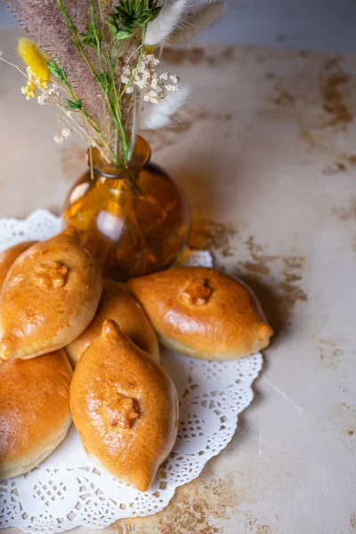 Patatesli Turtalar Beyaz Peçete Manzaralı — Stok fotoğraf