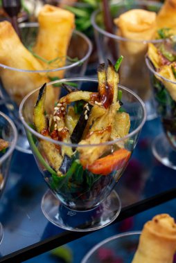 Plastik bardakta kızarmış patlıcan salatası..