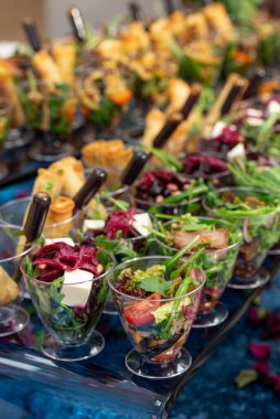 Büfedeki plastik bardaklarda salata ve atıştırmalıklar..