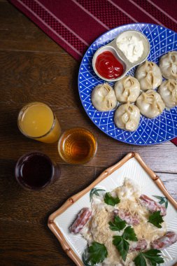 Mavi tabakta manti ve sosisli makarna..