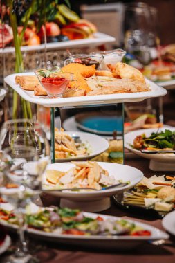 Festival masasında bir sürü yemek ve atıştırmalık var..