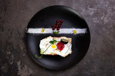 Siyah tabakta taze ahududu ile yumuşak rulo. Restoranın üst katında servis yapmak..