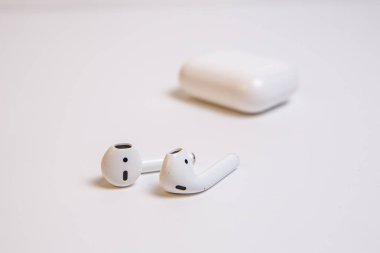 Beyaz arkaplanı olan beyaz kablosuz kulaklık..