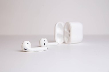 Beyaz arkaplanı olan beyaz kablosuz kulaklık..