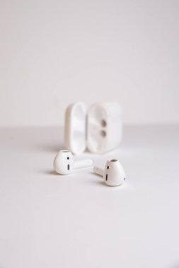 Beyaz arkaplanı olan beyaz kablosuz kulaklık..