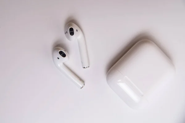 Top View White Wireless Headphones Case White Background — Zdjęcie stockowe