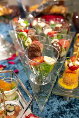Büfe masasında abur cubur ve salata var. Etkinlikte yemek servisi.