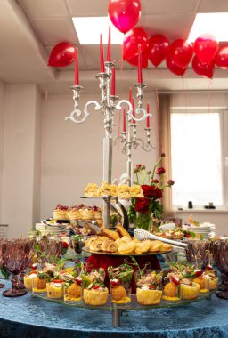 Büfe masasında abur cubur ve salata var. Etkinlikte yemek servisi.