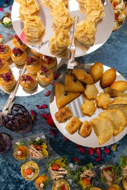 Büfe masasına yakın plan atıştırmalıklar..