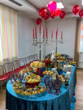 Atıştırmalıklar, salatalar ve şenlik masası..