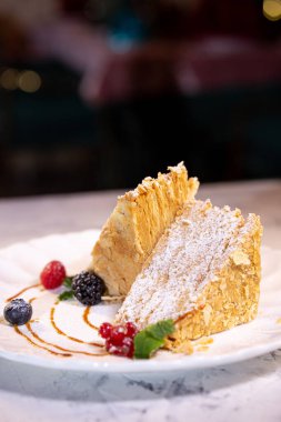 Bir parça tatlı Napolyon yakın çekim yiyecek fotoğrafı..