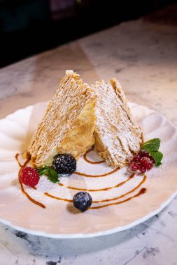 Restoranda bir tabakta taze bir parça puf böreği. Güzel tatlı servisi..