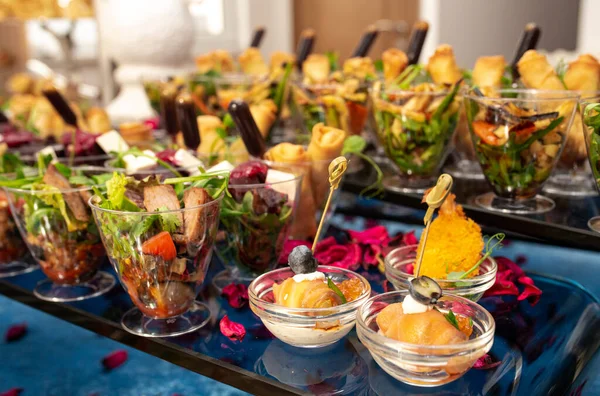 Przekąski Sałatki Stole Bufetowym Catering Podczas Imprezy — Zdjęcie stockowe