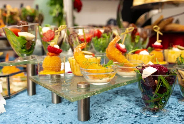 Spuntini Insalate Sul Tavolo Del Buffet Catering All Evento — Foto Stock