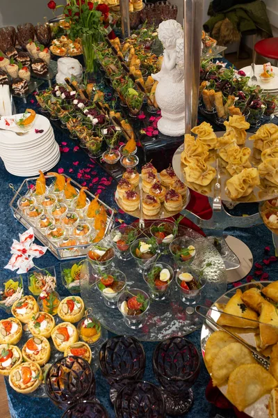 Büfe masasına yakın plan atıştırmalıklar..