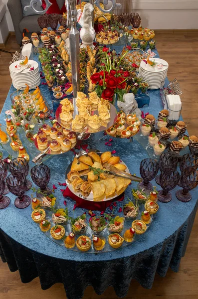 Büfe masasına yakın plan atıştırmalıklar..