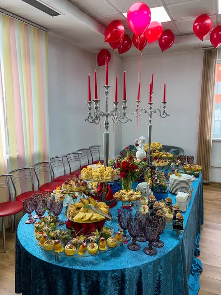 Atıştırmalıklar, salatalar ve şenlik masası..