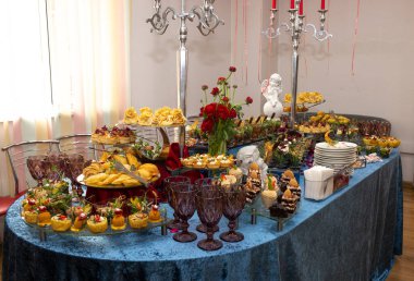 Atıştırmalıklar, salatalar ve şenlik masası..