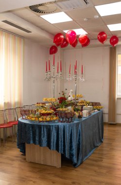 Atıştırmalıklar, salatalar ve şenlik masası..