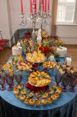 Atıştırmalıklar, salatalar ve şenlik masası..