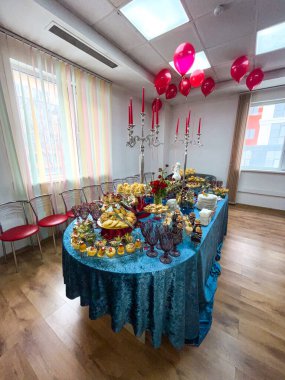 Atıştırmalıklar, salatalar ve şenlik masası..