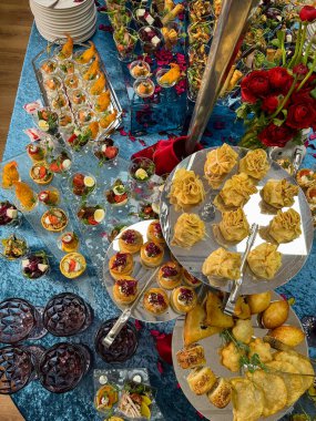 Büfe masasına yakın plan atıştırmalıklar..