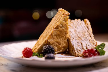 Bir parça tatlı Napolyon yakın çekim yiyecek fotoğrafı..