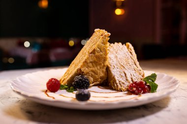 Restoranda bir tabakta taze bir parça puf böreği. Güzel tatlı servisi..