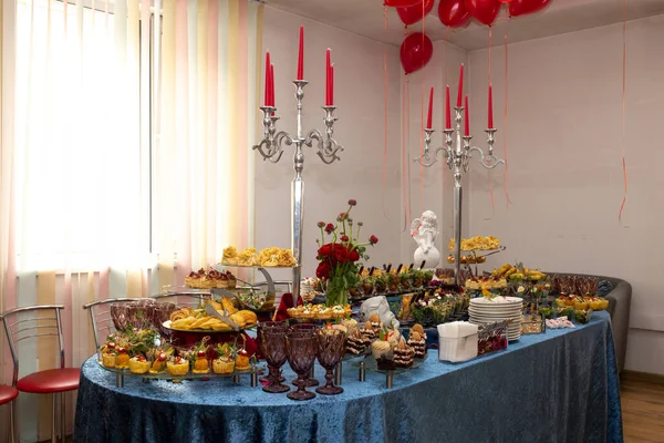 Atıştırmalıklar, salatalar ve şenlik masası..