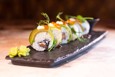 Avokado ve peynirli pirinç ruloları Japon mutfağı..