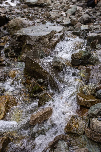 Rio Montanha Flui Rapidamente Sobre Pedras — Fotografia de Stock