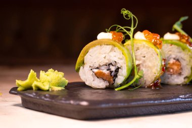 Avokado ve peynirli pirinç ruloları Japon mutfağı..