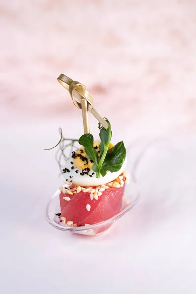 Yumurtalı bruschetta ve yakın plan kırmızı balık..