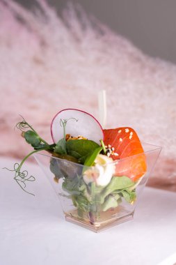 Plastik bardakta yakın plan bir atıştırmalık. Aperatifler açık büfede..