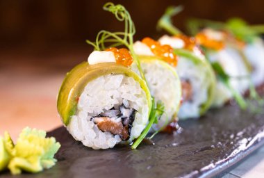 Avokado ve peynirli pirinç ruloları Japon mutfağı..