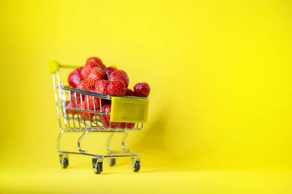 Strawberries Supermarket Cart Yellow Background — Stockfoto