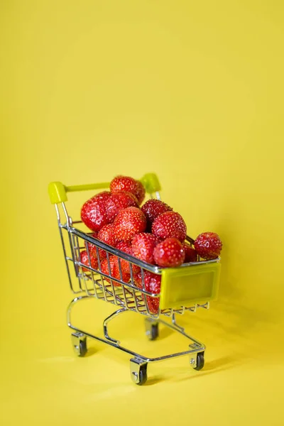 Aardbeien Een Supermarkt Kar Een Gele Achtergrond — Stockfoto