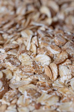 Yulaf ezmesi, arka plan ya da yulaf ezmesi dokusu. Bir yığın kuru yulaf lapası izole edilmiş.