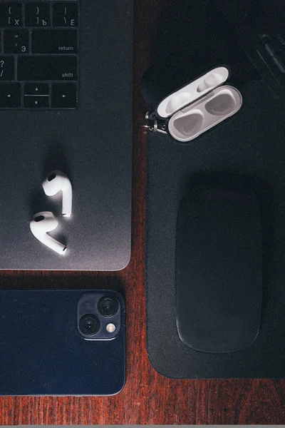 Overhead Shot Dark Workplacewith Laptop Smartphone Wireless Headphones — стоковое фото