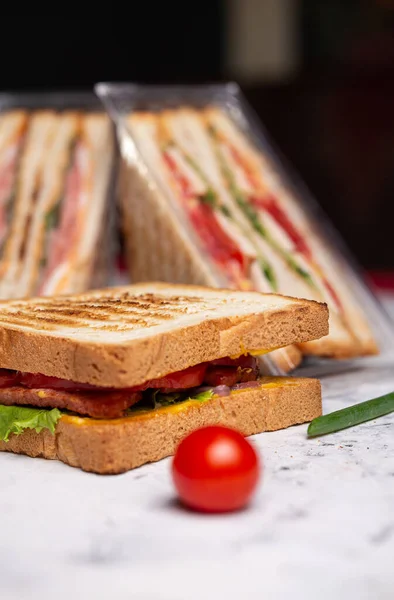 Juicy Crispy Sandwich Ham Vegetables Close Board — Fotografia de Stock