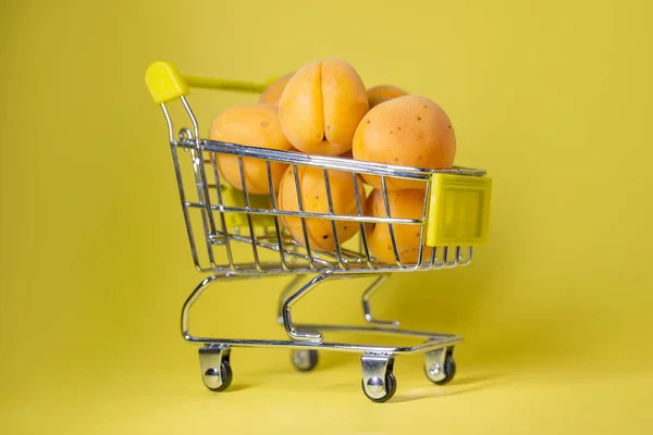 Apricots Small Shopping Cart Yellow Background — Stockfoto